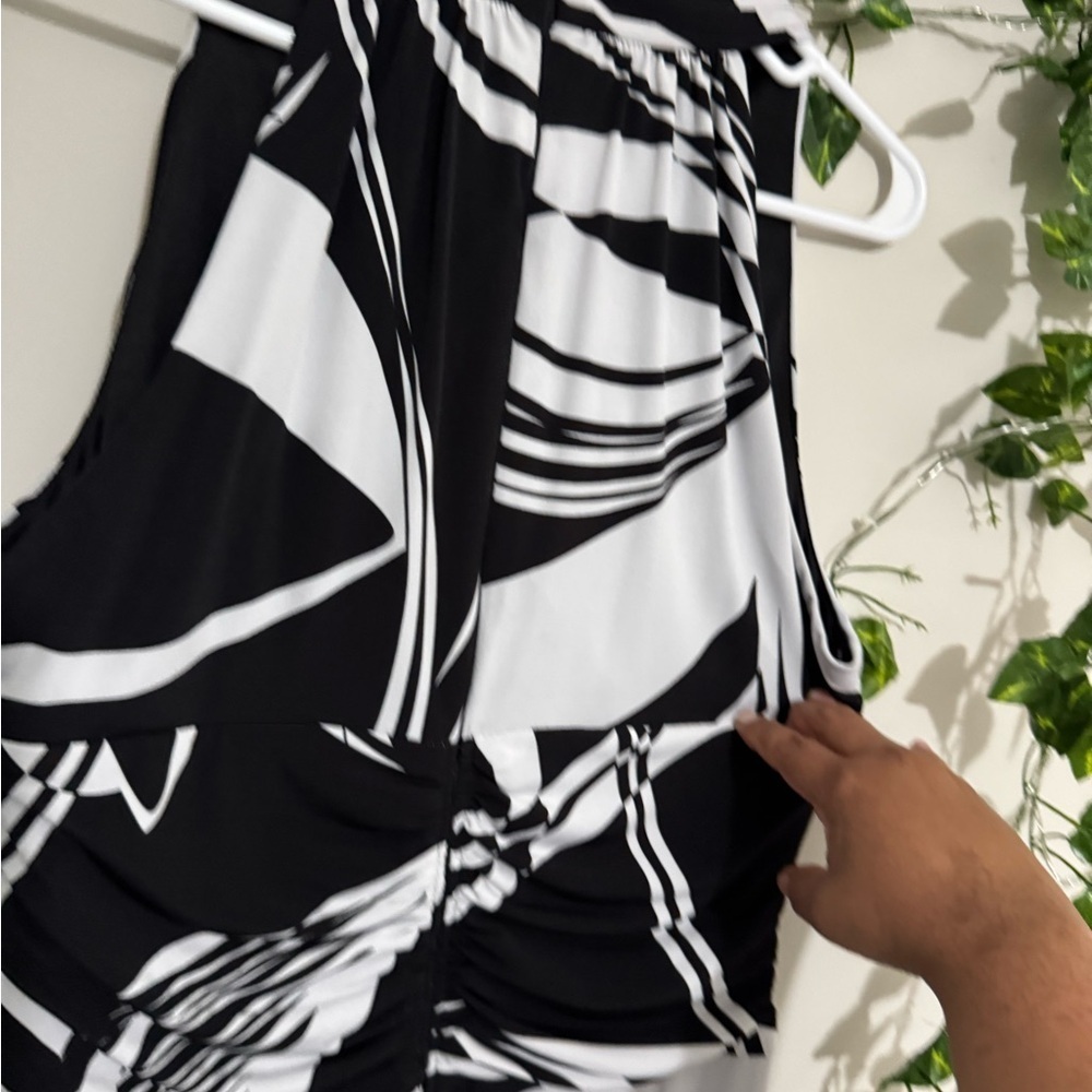Black and White Sleeveless Dress - Picture 5 of 7